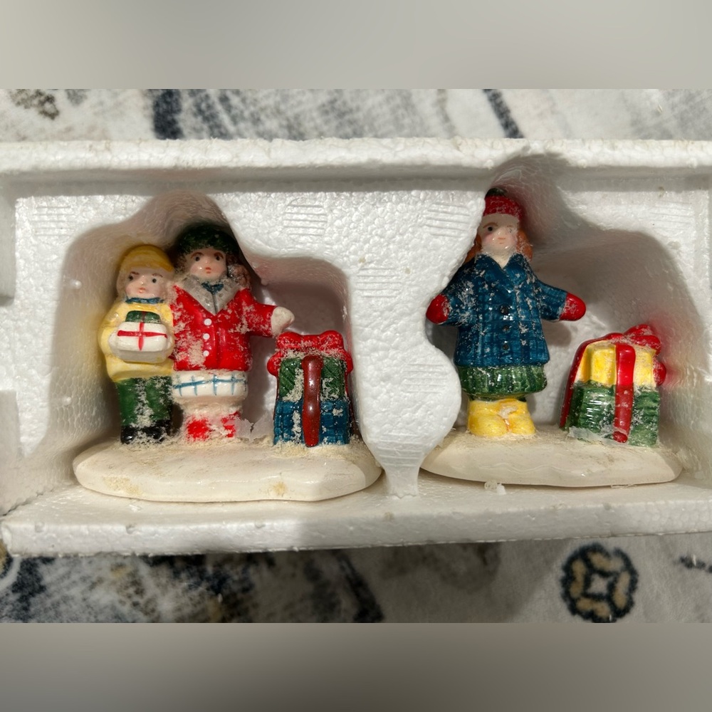 ✨•Department 56 Christmas Village Shopping Girls decoration•✨